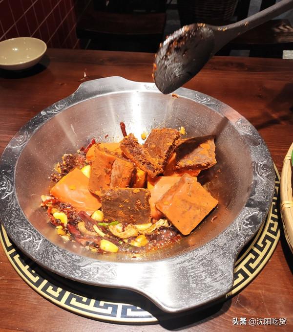 大鏟子炒五花肉可不是要鐵鍋燉，而是在炒底料，涮火鍋啦