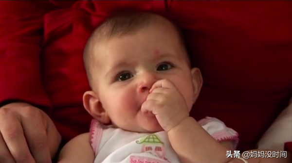 寶寶抓耳朵、踢腿、拱背到底是啥意思，怎樣讀懂寶寶的肢體語言？