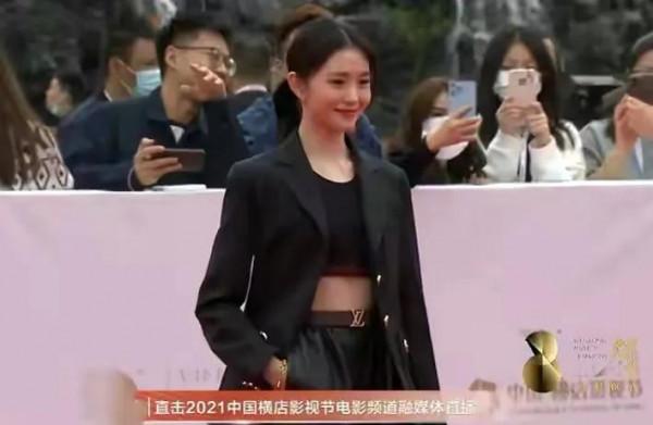 橫店紅毯劉浩存拿大獎太長臉!曾黎化濃妝太老氣,徐帆大佬範十足 橫店紅毯劉浩存拿大獎太長臉!曾黎化濃妝太老氣,徐帆大佬範十足