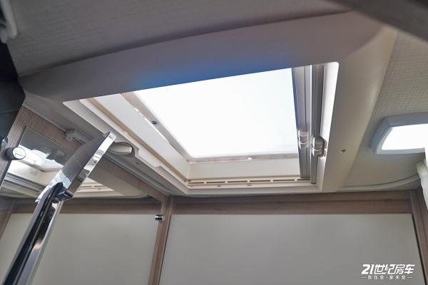 體驗法式浪漫，最大總質量1&period;2噸！卡萊爾ANTARES STYLE 390拖掛房車