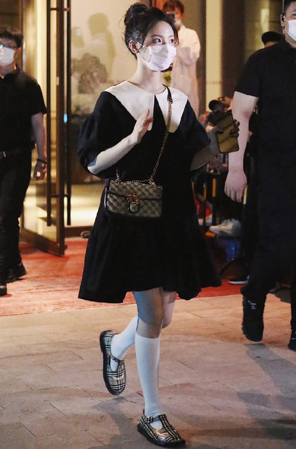 難怪楊超越這麼火,穿娃娃領連衣裙配白色長筒襪,妥妥的漫畫女主 難怪楊超越這麼火,穿娃娃領連衣裙配白色長筒襪,妥妥的漫畫女主