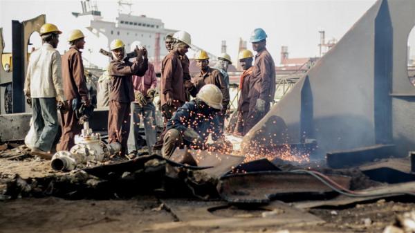 是興國產業還是“吃人”？進口拆船業的背後，是幾萬工人的血淚