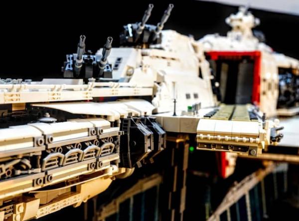 樂高製作的大比例高達戰艦群