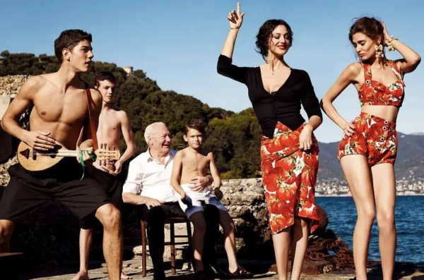 “壯漢身材”卻能被稱為地球球花，如今女兒還要成為最美星二代？