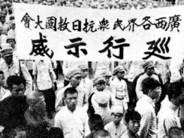 他21歲入黨，建國後擔任公安部辦公室副主任，49歲被停職