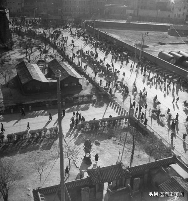 1946年的午門外停滿了汽車，太和殿上放著袁世凱的“西洋寶座”