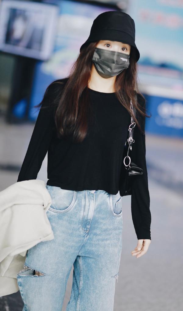 很少見張含韻走機場，沒想到她把卷邊牛仔褲一穿，也是街拍女王