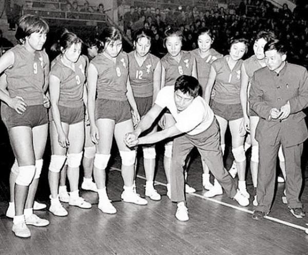 郎平一生恩師袁偉民！82歲高齡身體康健，潛心鑽研書法