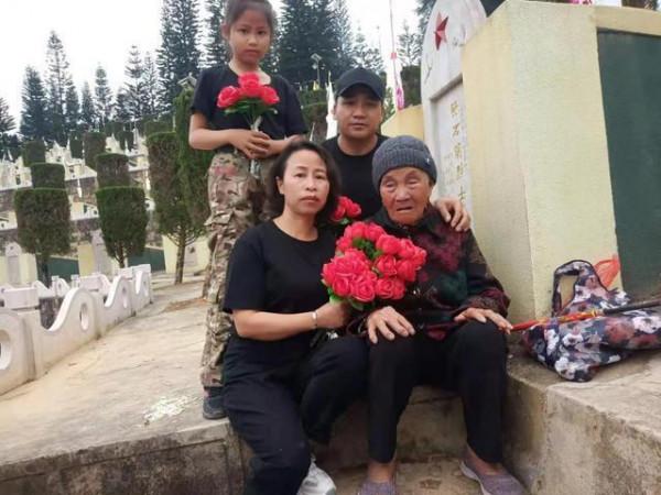 烈士106歲的母親擁吻兒子的墓碑，老兵看到這一幕，紛紛上門探望