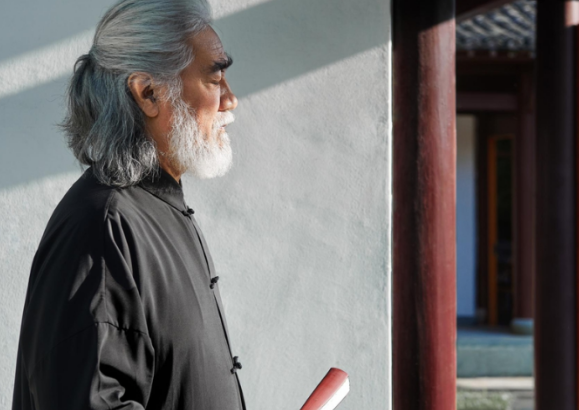 張紀中被爆為哄妻子不慎墜馬，緊急送醫，網友：杜星霖熬到頭了