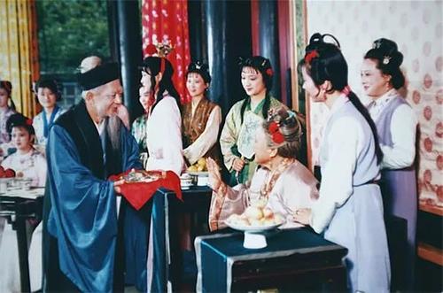 賈母和王夫人的內鬥有多狠？從暗到明互相打臉，到底誰佔了上風？