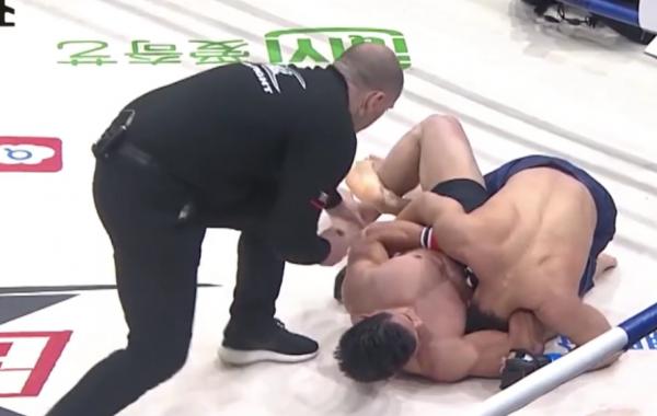 中日擂臺雙人對決，日本拳手吐口水還打裁判，中國拳王忍不下去一腳一個