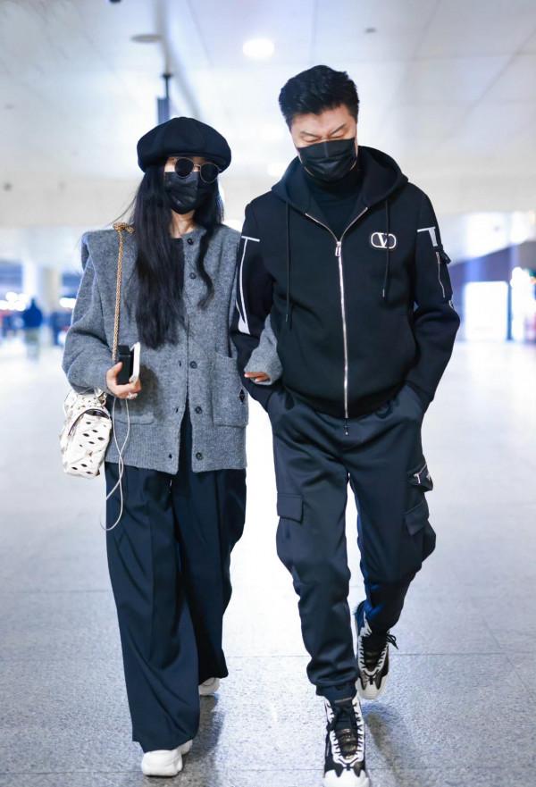 比女兒還大牌，范冰冰爸爸穿3萬7老年裝炸街，挽女兒走機場似情侶