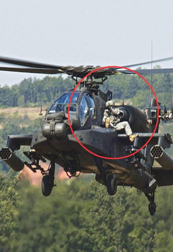 戰鬥機把人當炸彈扔下去？直升機直接把人掛外邊？這些國家想幹嘛