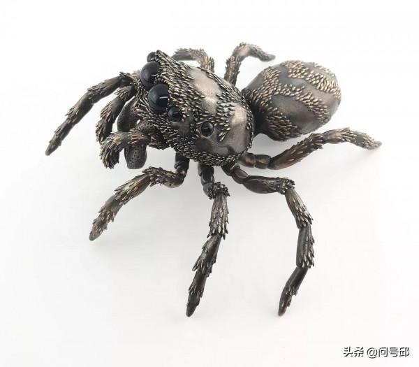 分子生物學家創造出錯綜複雜的金屬雕塑，將科學與藝術完美融合