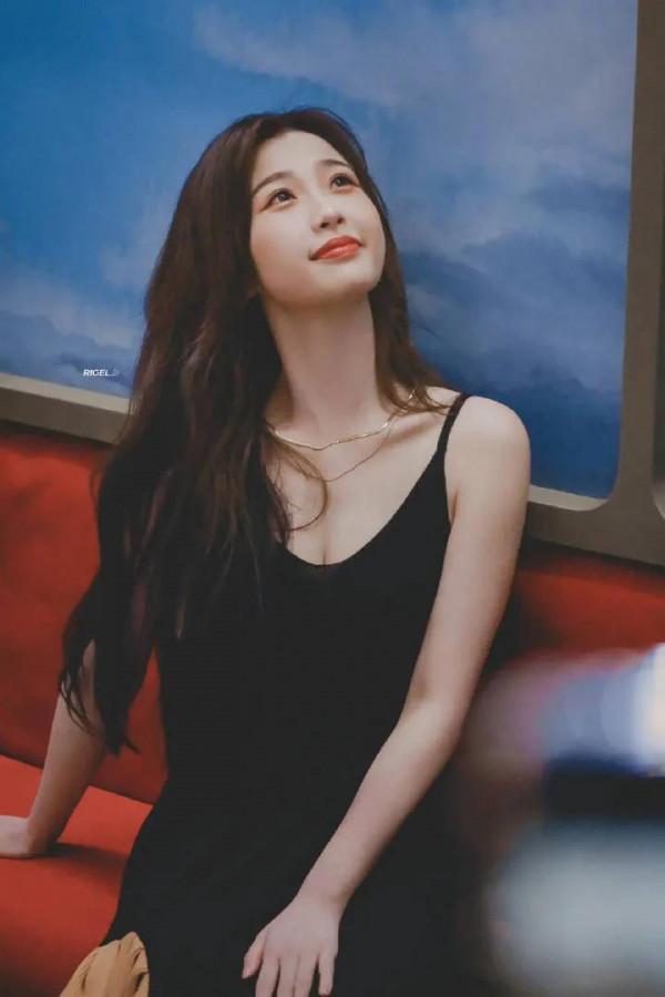 又甜又辣的虞書欣，這套絕美吊帶超顯身材造型，今年可以成神啦