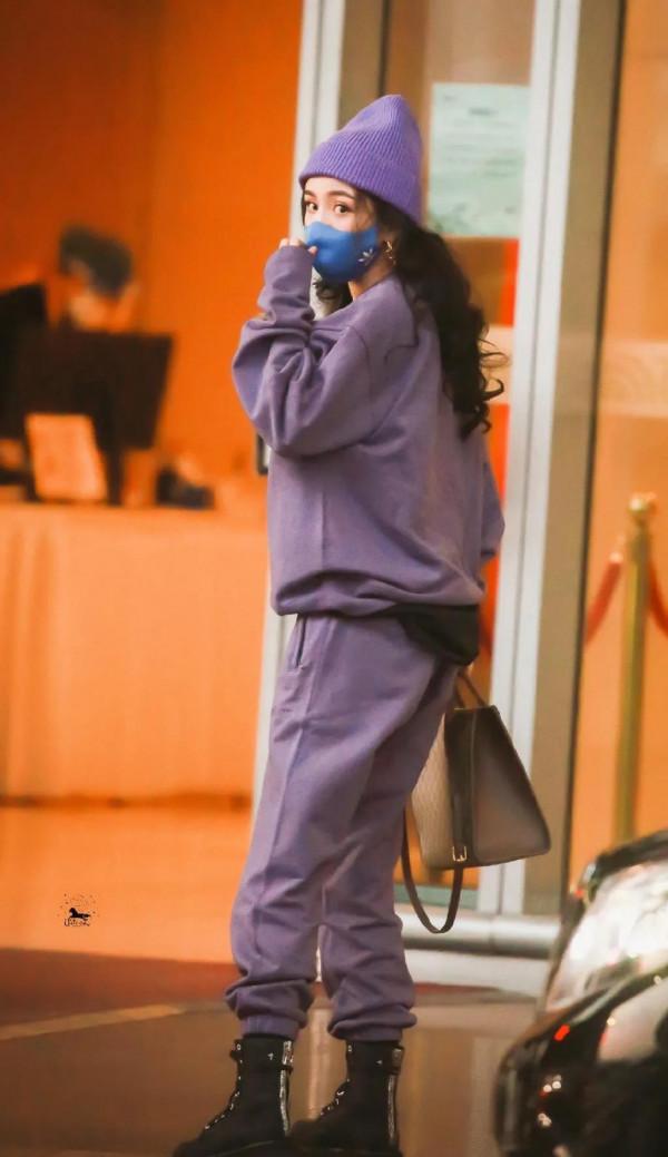 拜託，運動褲別再搭運動鞋，今年流行“運動褲+靴子”，顯高顯瘦