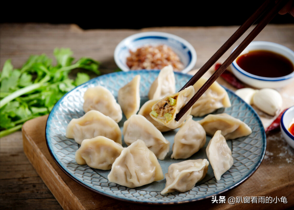 冬至吃餃子，無論貧富，“五財”餃子端上桌，財到福到，一咬爆汁