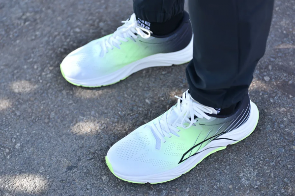 這雙專為柏油路而“生”的跑鞋,它在包裹和耐磨上到底有多香? 這雙專為柏油路而“生”的跑鞋,它在包裹和耐磨上到底有多香?