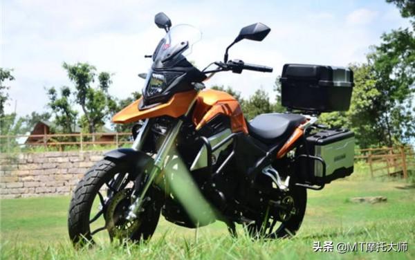 不到1.5萬，就能摩旅！賽科龍小拉力RX1S：續航500km，標配ABS