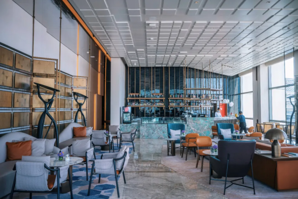 住進愛馬仕橙的房間，躺在高空看海景