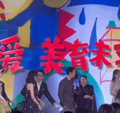 芭莎晚宴成修羅場：陳偉霆跟兩任前女友同框，楊穎避開，阿SA站遠