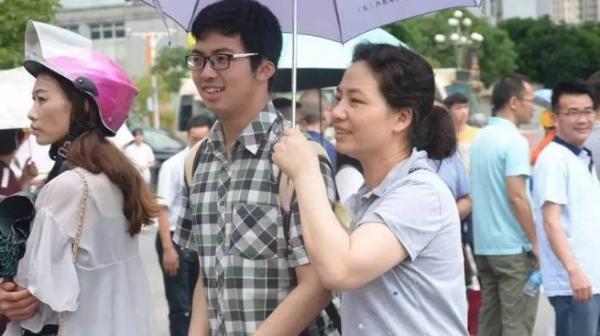 大學教授怒批家長接送,稱之為“巨嬰式養娃”,遭到家長霸氣回懟 大學教授怒批家長接送,稱之為“巨嬰式養娃”,遭到家長霸氣回懟