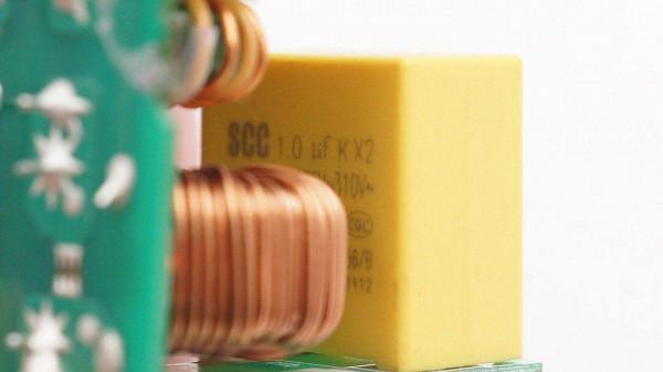 用料豪華，有錢果真可以為所欲為，微軟Xbox Series X主機電源拆解