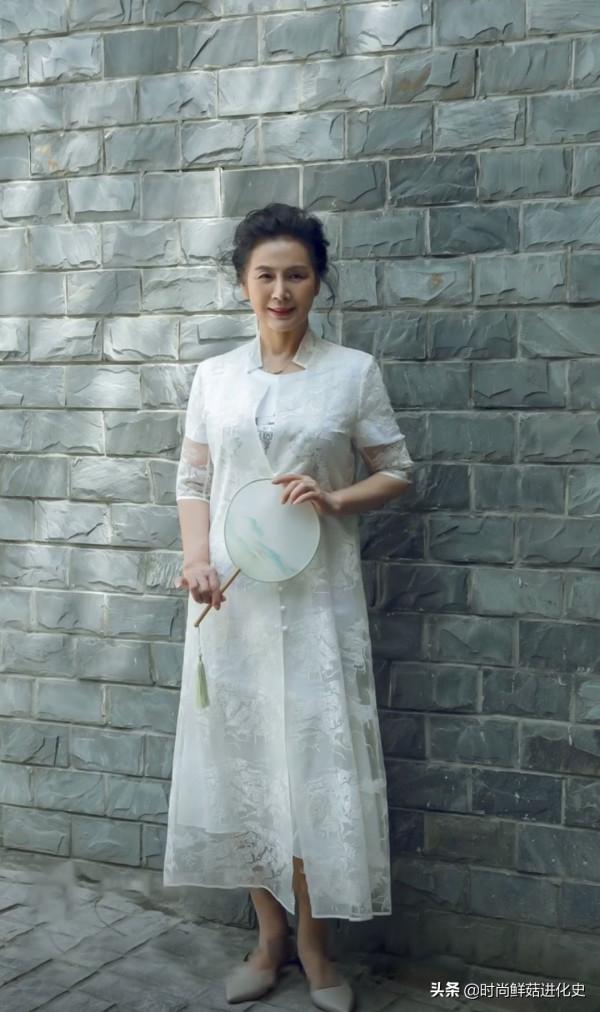 這才是60歲女人該有的打扮:“膝下裙+平底鞋”,簡單舒適才最美 這才是60歲女人該有的打扮:“膝下裙+平底鞋”,簡單舒適才最美