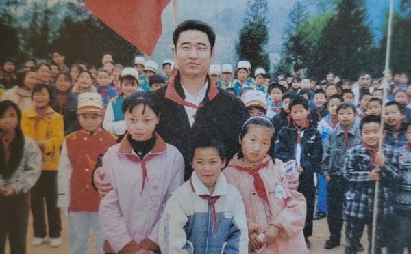 歌手叢飛捐光300萬，得病卻無人問津，愛女成孤兒如今怎麼樣？