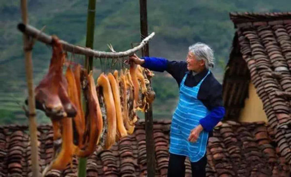 太香了！龍勝柴火臘肉，地靈花豬《龍勝美食故事》