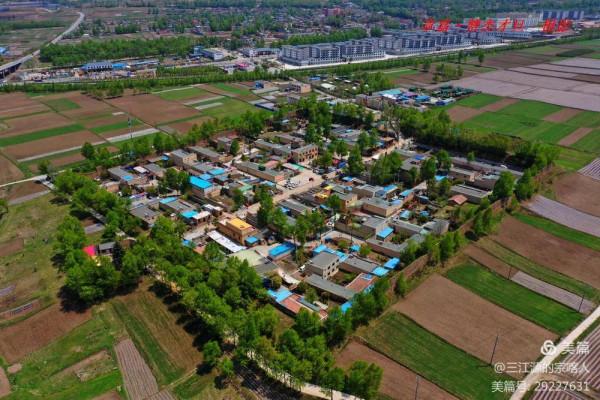 拉脊山下的黑古城 拉脊山下的黑古城