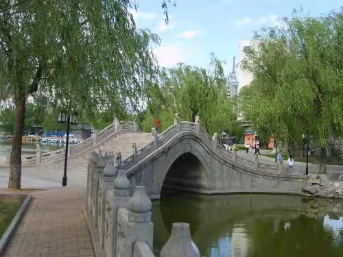 狄村是狄仁傑故里，距此不遠文瀛湖的狀元橋是狄仁傑鎮妖所建而成