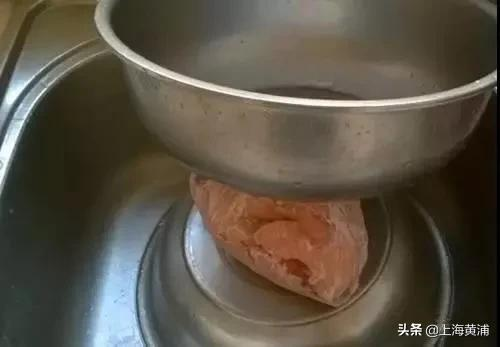 冰箱拿出來的凍肉，千萬​不要拿水泡著化，教你1個訣竅，化完彈嫩又多汁