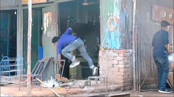 男子在別人背後，敲打鐵盆嚇人，結果被人一路狂追著打去