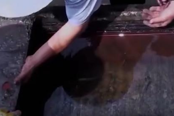 山東一古墓出現金龍玉席,其中還有一刀一劍,墓主人嘴中含有龍珠 山東一古墓出現金龍玉席,其中還有一刀一劍,墓主人嘴中含有龍珠