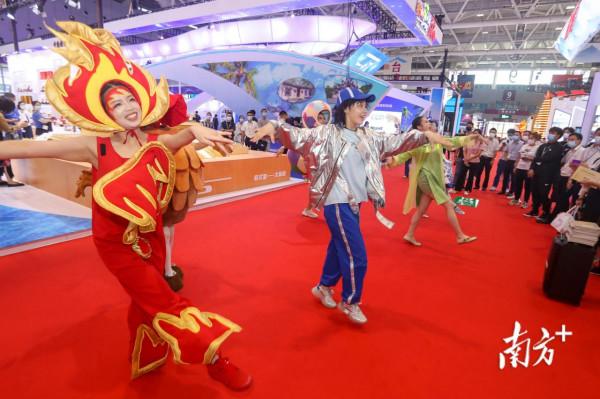 圖集|“月球一號”發射!快來文博會體驗“VR登月” 圖集|“月球一號”發射!快來文博會體驗“VR登月”