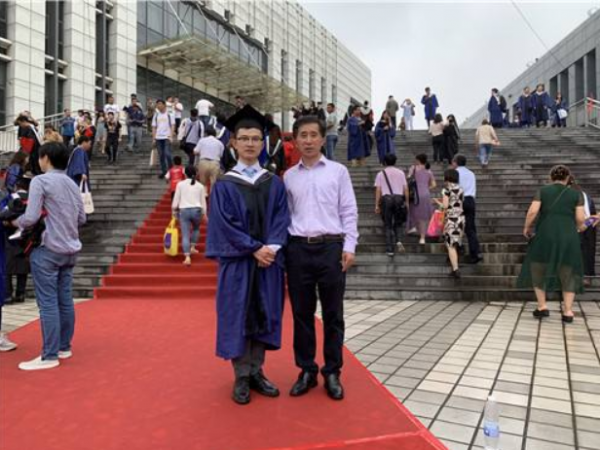 小夥得了怪病，醫生看不出病因，為自救考醫科大學後找到治療方法