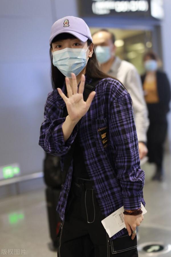 吳莫愁街拍來了，格紋襯衫＋工裝褲，率性颯爽且經典帥氣