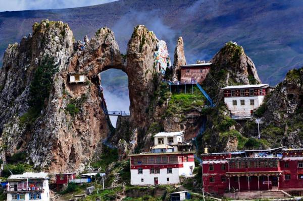 西藏海拔4800米高山上，又長出6座奇峰，藏族人在懸崖上建滿房子