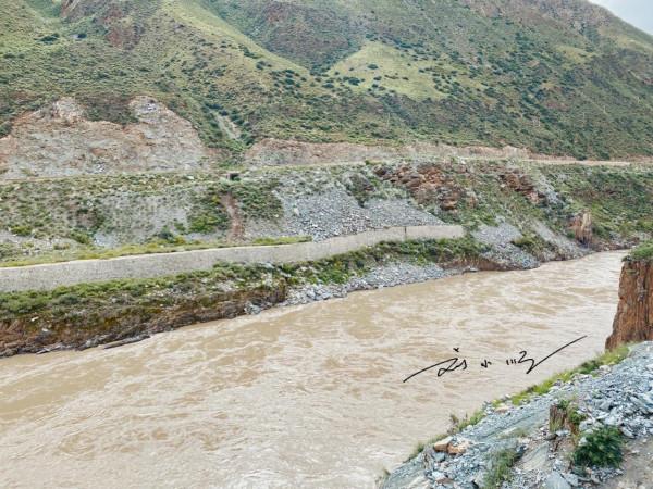 西藏洛隆的重要橋樑,就在國道349旁邊,曾是跨越怒江的唯一通道 西藏洛隆的重要橋樑,就在國道349旁邊,曾是跨越怒江的唯一通道