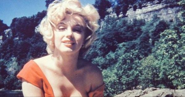 1954年,夢露在韓國勞軍,冬天穿吊帶裙演出,點燃數10萬美軍激情 1954年,夢露在韓國勞軍,冬天穿吊帶裙演出,點燃數10萬美軍激情