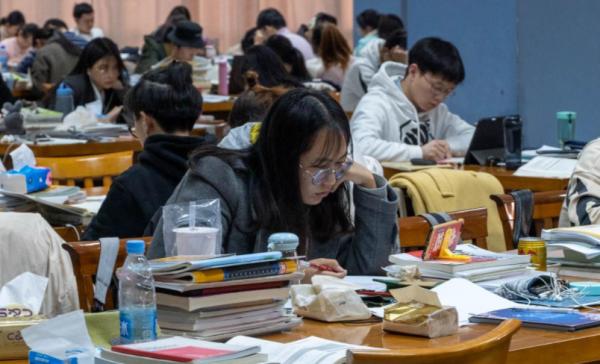 “新型啃老”開始了，家長很難察覺，還以為學生很努力很孝順