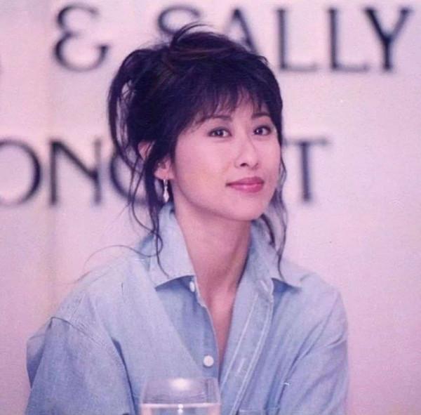 樂壇“大姐大”葉蒨文獲親友慶生,60歲滿頭白髮,五官依舊立體 樂壇“大姐大”葉蒨文獲親友慶生,60歲滿頭白髮,五官依舊立體