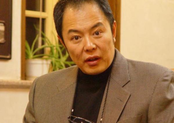 張鐵林：拋妻棄子換國籍，八個女人三個娃，到底是作樂還是作死？