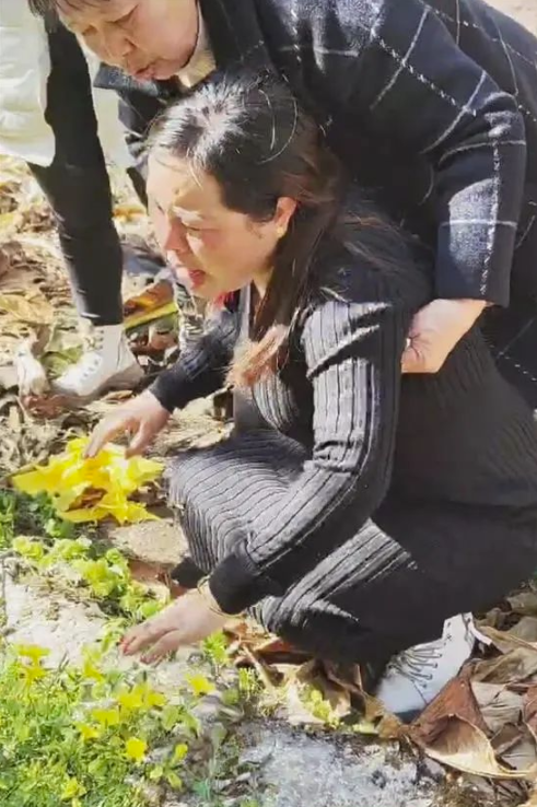 被拐女嬰30年後帶新婚丈夫回家，父親墳前哭成淚人：爸，我回家了