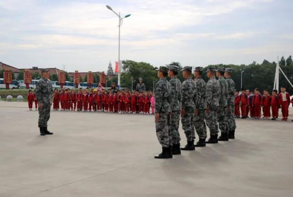 關注|啥情況?軍營裡突然來了一群萌娃 關注|啥情況?軍營裡突然來了一群萌娃