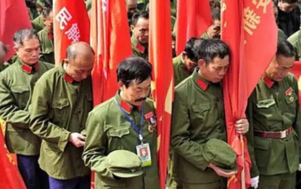 20歲軍人為國捐軀，4位親人相繼離世，39年後唯一的姐姐前來哭祭