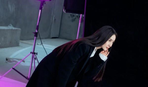 楊冪最新代言變爆款徹底火！接地氣大片拍出時髦感，造型太百搭