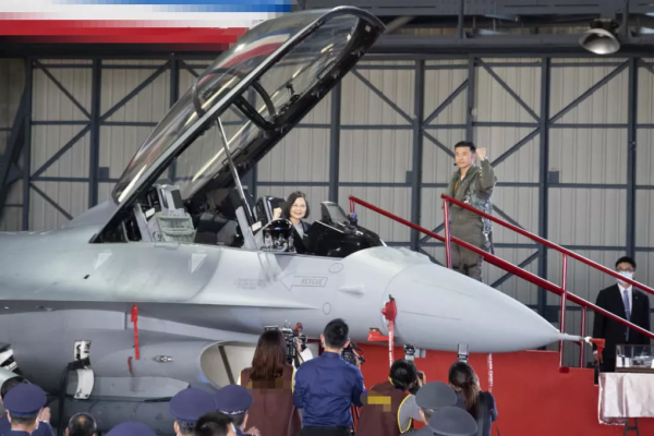 槓上了？臺灣F-16V剛入役，央視就官宣某旅全部換裝成殲-10C？